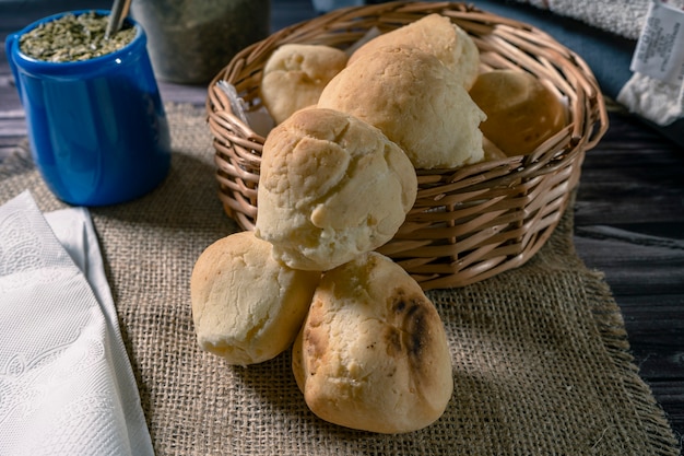 Tipico infuso di ilex sp del sud america con pane di manioca e formaggio fatto in casa chiamato chip