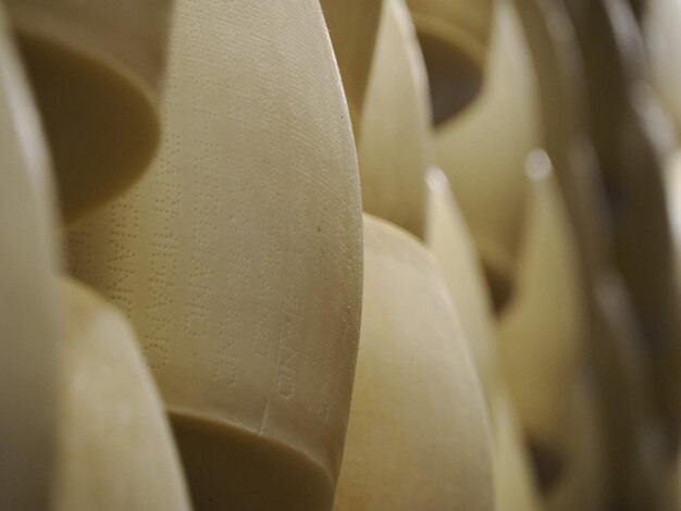 Photo typical italian cheese parmigiano reggiano (parmesan) factory