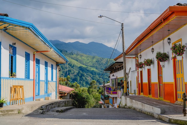 Tipico paesaggio di quindio colombia case colorate con montagne sullo sfondo