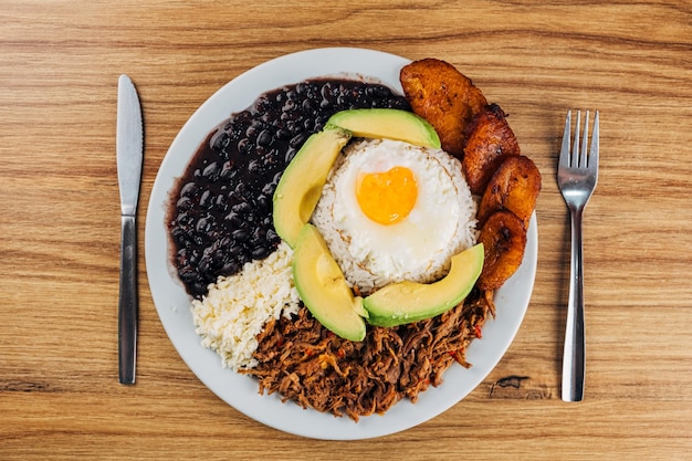 Foto piatto tipico latino-americano fatto in casa pabellon criollo cibo venezuelano e colombiano