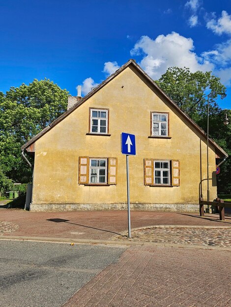 Photo typical latvian house in kuldiga