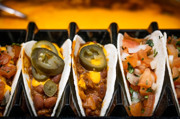 Фото Типичная мексиканская еда на уличной остановке, чтобы поесть быстро, но аппетитно