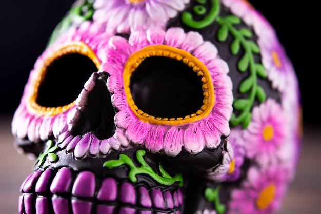 Photo typical mexican  skull on wooden table