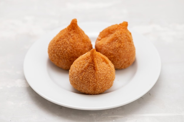 흰색 접시에 전형적인 oirtuguese 요리 coxinhas de frango