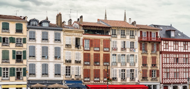 Photo typical old houses of bayonne with their narrow buildings with colored windows france