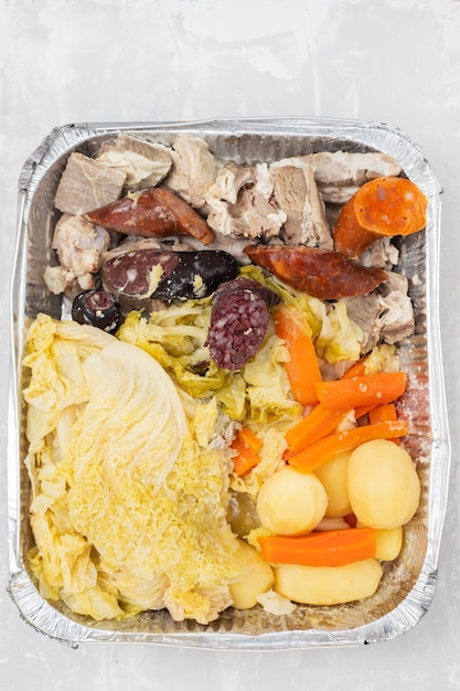 전형적인 포르투갈 요리 cozido a portuguesa in box take away