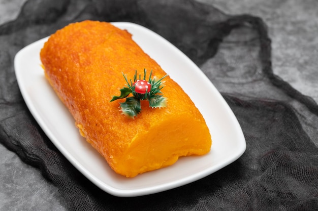 흰 접시에 전형적인 포르투갈어 오렌지 케이크