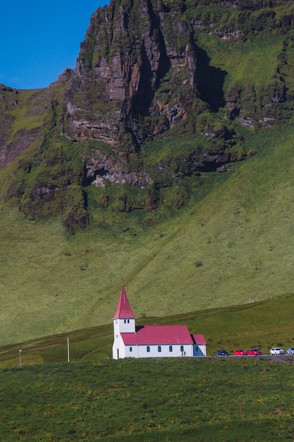 Foto chiesa islandese rurale tipica alla costa del mare