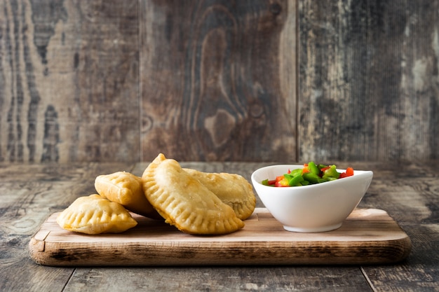 나무 테이블에 전형적인 스페인 empanadas