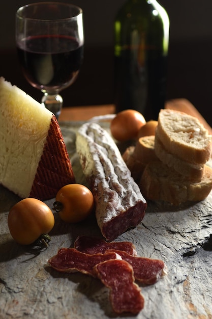 典型的なスペイン料理トマトワインブレッド チーズとソーセージ