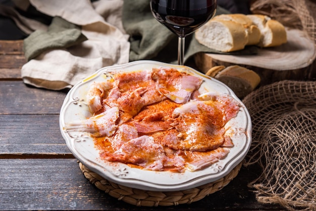 전형적인 스페인 타파 갈리시아 컷 돼지고기, 감자 파프리카, 올리브 오일 전채 점심 또는 저녁 식사