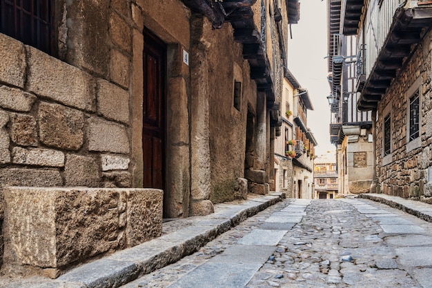 스페인 살라망카 지방의 라 알베르카 마을에 석조 주택이 있는 전형적인 거리입니다.