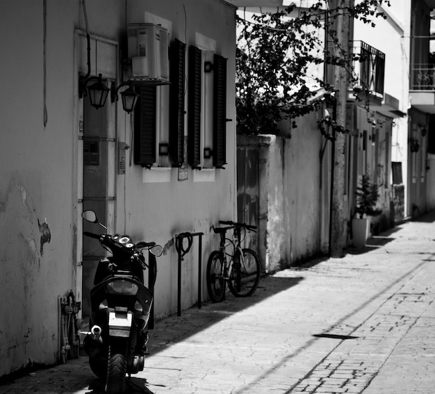 Una tipica strada nella città di zante sull'isola greca di zante