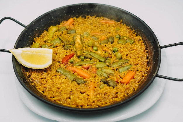 Tipica paella valenciana con riso giallo e frutti di mare