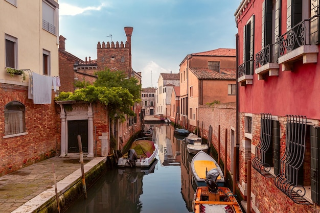Типичный венецианский канал с мостом ранним утром сан барнаба венеция италия