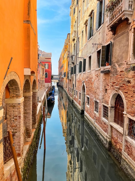 Canale tipico di venezia al giorno di estate soleggiato, italy