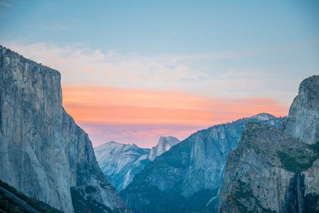 Photo typical view of the yosemite national park.