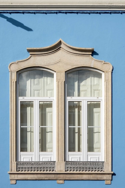 アルガルヴェの素朴な建物の典型的な窓の建築