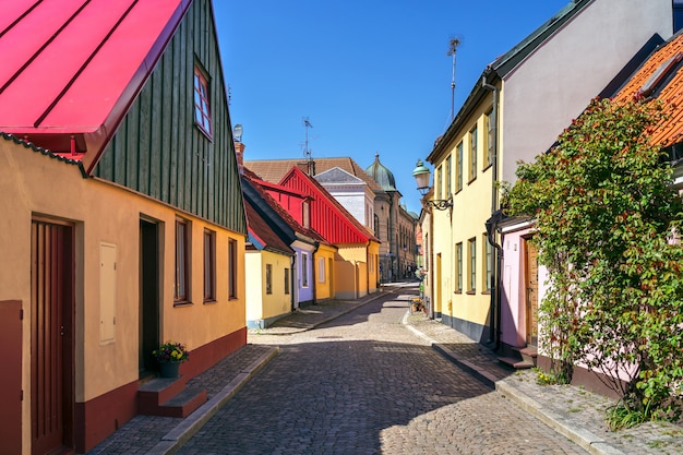 Foto typisch architectonisch straatbeeld uit de kleine zweedse stad ystad in zuid-zweden.