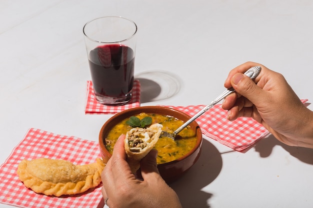 Typisch Argentijns eten locro en empanadas.