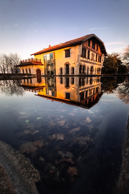 Typisch Baskisch huis bij blauw uur in Irun; Baskenland.