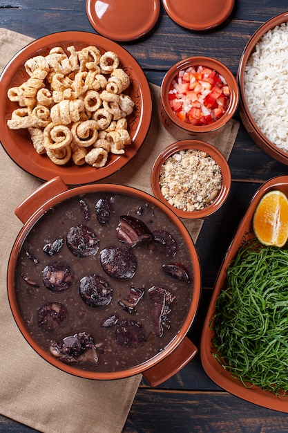 Typisch braziliaans gerecht genaamd feijoada. gemaakt met zwarte bonen, varkensvlees en worst. bovenaanzicht