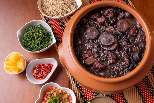 Foto typisch braziliaans gerecht genaamd feijoada gemaakt met zwarte bonen, varkensvlees en worst