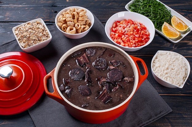 Typisch Braziliaans gerecht genaamd Feijoada. Gemaakt met zwarte bonen, varkensvlees en worst