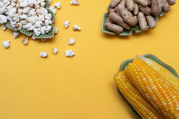 Foto typisch braziliaans juni-eten gekookte maïs en pinda's en popcorn