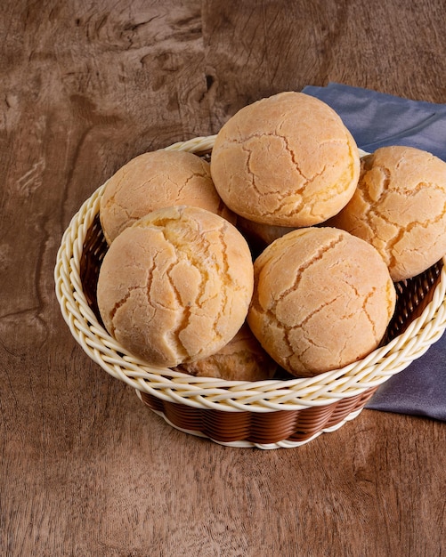 Foto typisch braziliaans kaasbrood in een mand