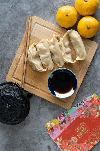 Foto typisch chinees eten op een marmeren achtergrond chinees nieuwjaar oosterse keuken aziatische keuken kopieer ruimte top view verticale foto