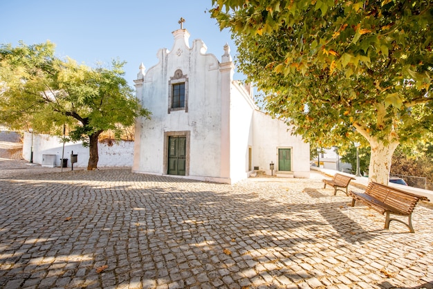 Typisch dorp met witte huizen a tijdens de zonsopgang in het zuiden van Portugal