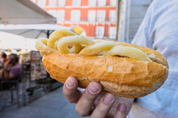 Typisch en traditioneel broodje inktvis op de Plaza Mayor in Madrid