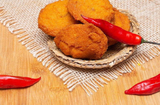 Typisch eten uit Bahia genaamd acaraje omringd door rode pepers