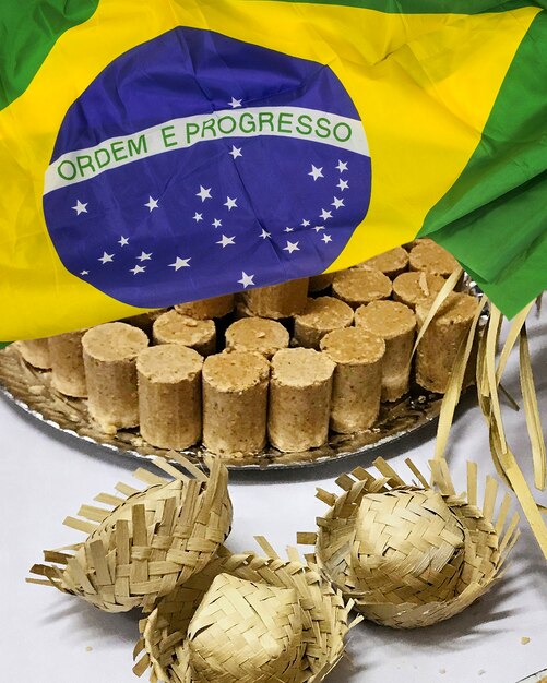 Foto typisch eten van junina-feest met vlag van brazilië. concept afbeelding van beroemde braziliaanse culturele partij. ruimte voor tekst.