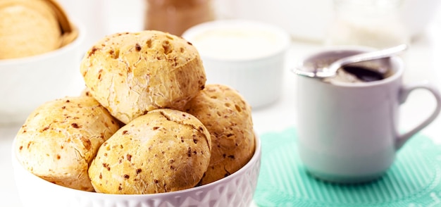 Typisch eten van Minas Gerais Braziliaans kaasbrood warm geserveerd met koffie typisch Braziliaanse snack