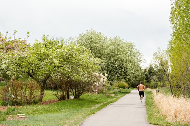 Typisch fietspad met verharde weg in suburbia.