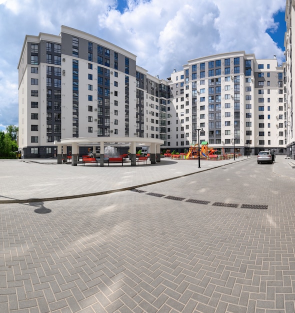 Typisch gloednieuw flatgebouw in chisinau, moldavië