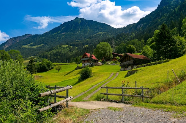 Typisch houten huis en schuur in het zwitserse dorp lungern, kanton obwalden, zwitserland