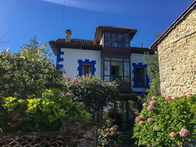 Typisch huis uit Asturië met veel bloemen