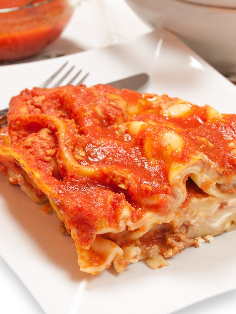 typisch Italiaans eten lasagne gevuld met tomatensaus