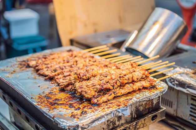 Typisch Koreaans straatvoedsel in een wandelstraat met pittig fastfood in Seoel, eenvoudig te vinden bij de lokale Koreaan?