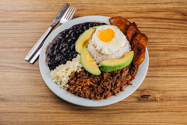 Foto typisch latijns-amerikaans zelfgemaakt gerecht pabellon criollo venezolaans en colombiaans eten