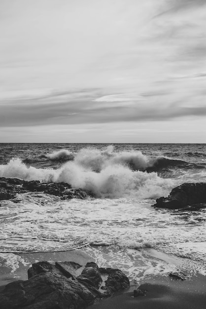 Typisch mediterraan strand in een stad aan de Costa Brava