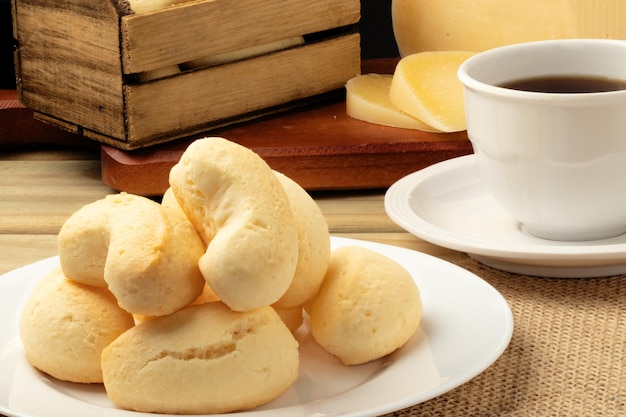 Typisch Minas Gerais-snack bekend als kaaskoekje met koffie