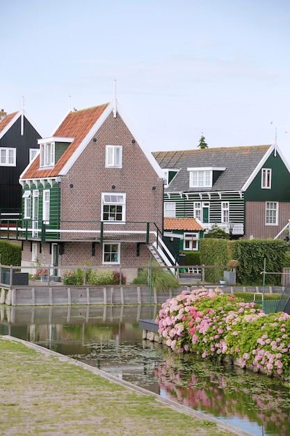 Typisch Nederlands dorpsbeeld met houten huizen op het eiland Marken in Nederland Nederland