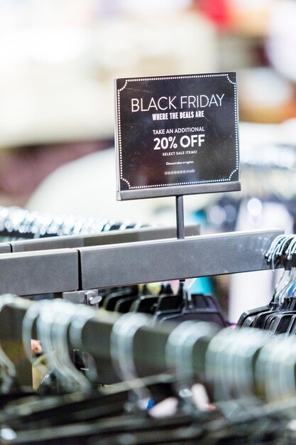 Typisch Noord-Amerikaans winkelcentrum op Black Friday-winkelen.