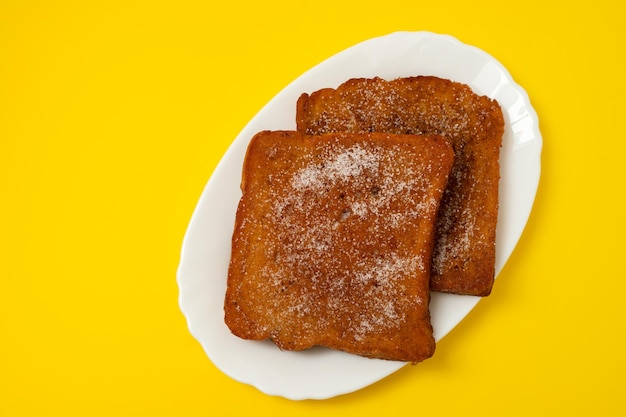 Typisch portugees kerstdessert gebakken brood met kaneel