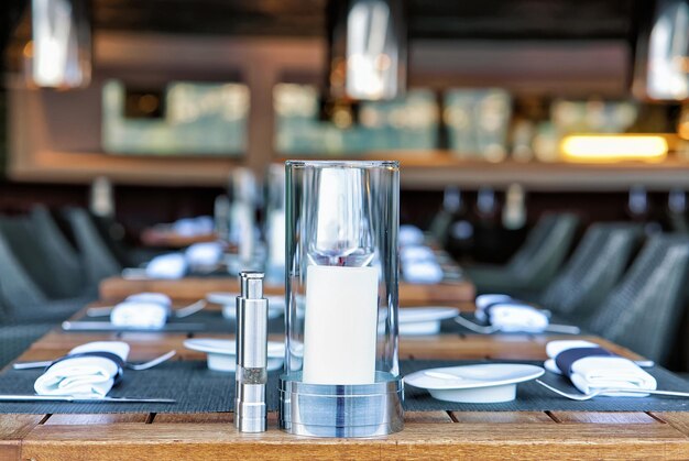 Typisch restaurantterras met stoelen en tafels klaar voor een maaltijd in Zwitserland.