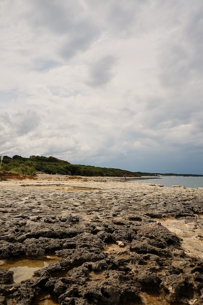 Typisch rood en oranje zeegezicht in Middellandse Zee kliffen